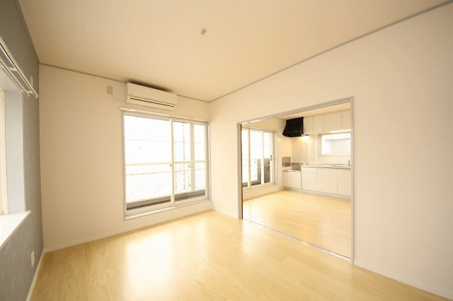 レジデンス大森　C棟の子供部屋|お子さんと一緒に遊べます/同型タイプの別のお部屋のお写真です