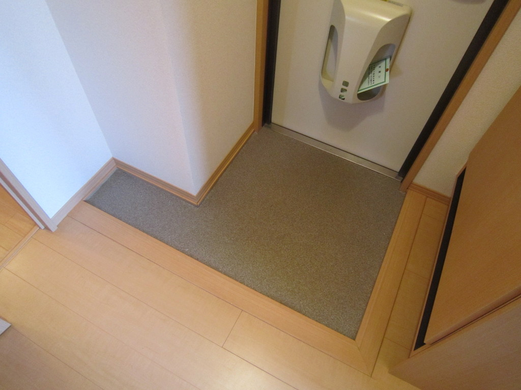 クレールE棟の玄関