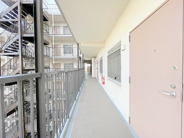 日商岩井三郷マンション　中古マンションのその他共用部分|玄関前廊下になります。