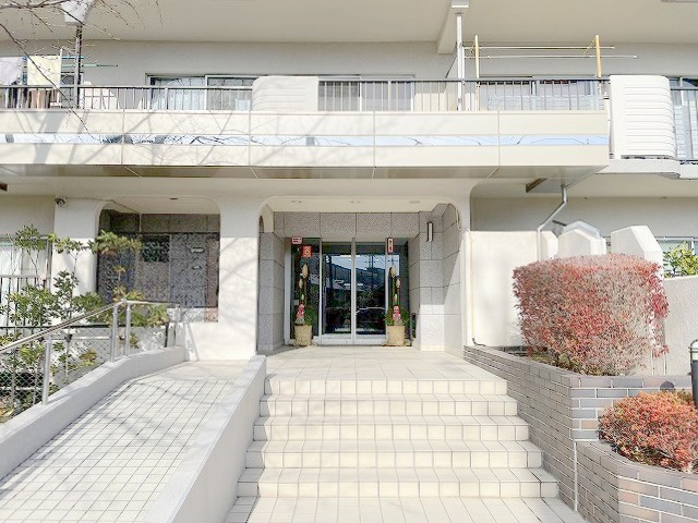 日商岩井三郷マンション　中古マンションのエントランス|物件の詳細な資料や住宅ローン等についてもお気軽にお問合せ下さい！