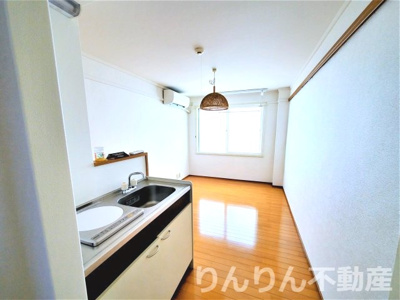 【内装】 | 山城リバーハイツ | 明るい色調の室内です