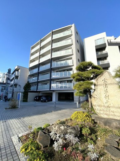 【外観】 | 総戸数２４戸、平成２８年１２月築、管理人は日勤勤務につき管理体制良好です♪