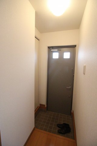ヴィーブル江川Bの玄関