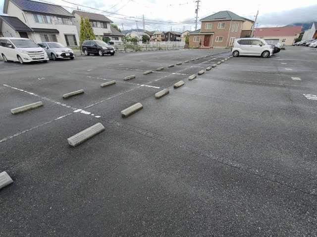 ルージュポミエの駐車場