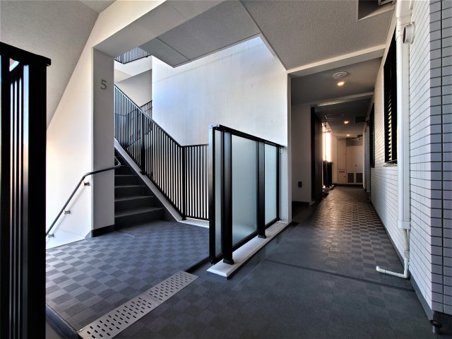 シティハウス文京茗荷谷レジデンスのその他共用部分|共用廊下。S-マルチコア採用により、エアコンの室外機が表に出ず、すっきりとした共用廊下となっています