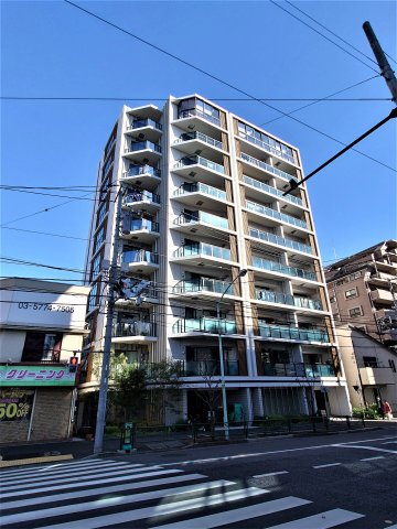 シティハウス文京茗荷谷レジデンスの外観|バルコニーのガラス手摺が太陽光に反射し、スタイリッシュさを感じさせる外観