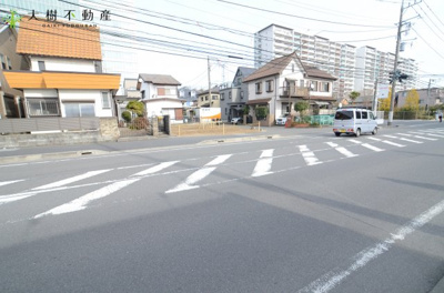 【前面道路含む現地写真】 | 海老名市泉２丁目　売地　全１区画　【仲介手数料無料】