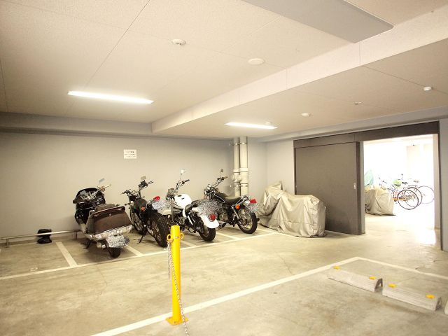 エステムプラザ難波WESTリバークロスの駐車場
