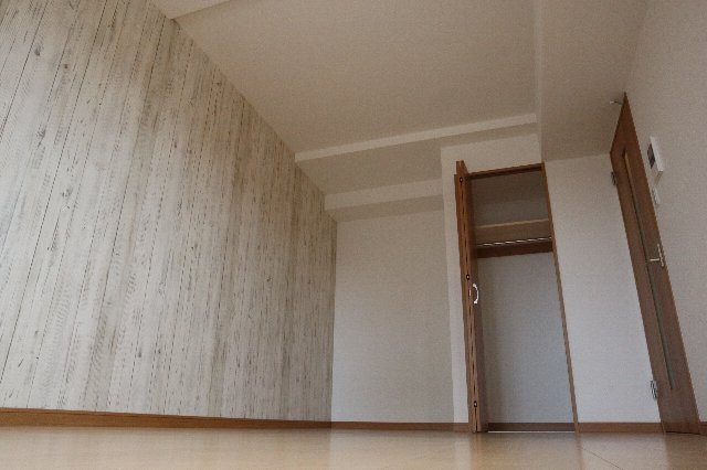 【内装】 | シンシア八番館　 | きれいな洋室です。アクセントクロスがおシャレですね