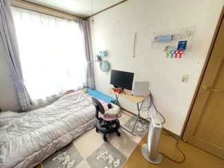 【寝室】 | 高関町中古戸建て | ■南向きで採光も良いお部屋です！