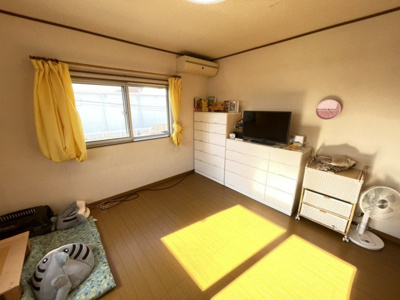 【洋室】 | 高関町中古戸建て | ■二面採光の日当たり良好なお部屋です！
