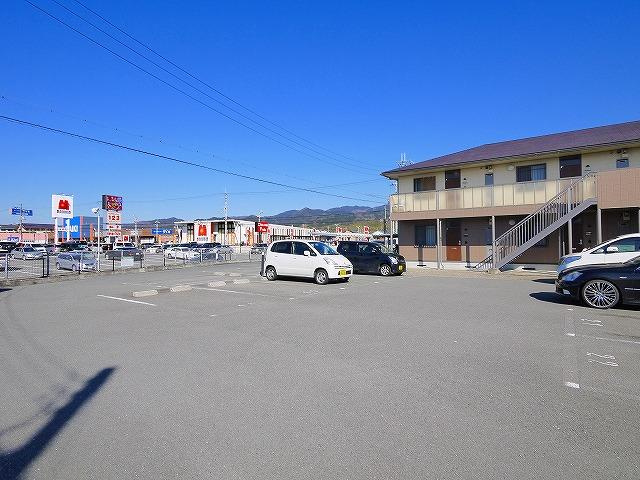 サンクコール朝和　B棟の駐車場|車をお持ちの方に嬉しい駐車場付きの物件です