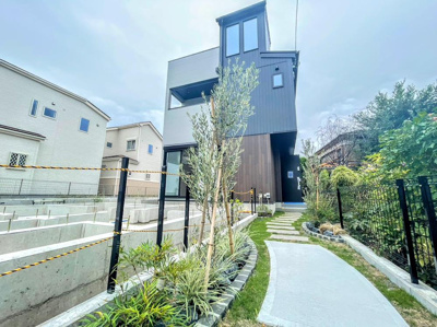 【外観】 | ◆LDK１８帖クラス！開放感のある屋上付き新築◆藤沢市亀井野 | 独特の趣が感じられる味わい深い街・子育て環境もスローライフにも適した住環境。地域に溶け込みながら紡いでいく暮らし。生活感と緑の豊かさが共存するこの場所だからこそ、より魅力的になるのでは。