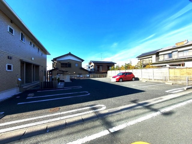 ロイヤルメゾン忠興の駐車場