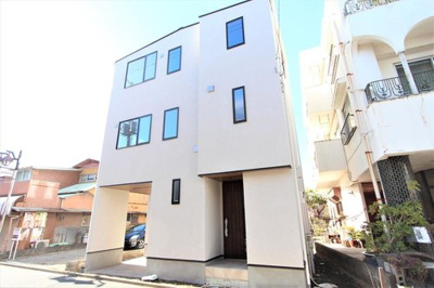 【外観】 | ◆駅徒歩１分！最高の利便性が手に入る新築！◆藤沢市亀井野１丁目 | 爽やかな青空の下に贅沢なほどに降り注ぐ陽光、豊かな居住性と、クオリティが見事に調和した住空間は、住まうことの喜びを感じさせてくれます。