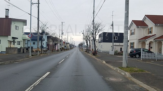 【前面道路含む現地写真】 | 北見市中央三輪中古住宅