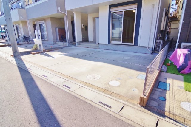 越谷市大字下間久里の中古一戸建の駐車場