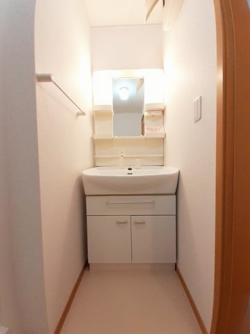 【洗面所】 | カーサ・セレノ | 脱衣スペースもあります