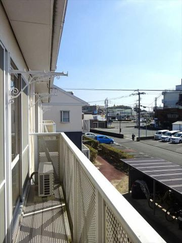 上津コーポD棟のバルコニー|バルコニーからの眺めを楽しみながら食事をしませんか