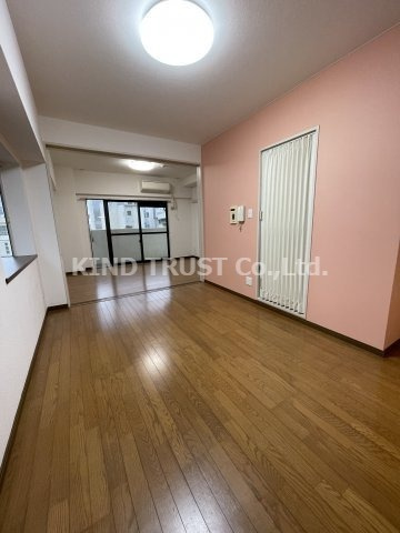 晋栄一番館の居間・リビング|こちらのリビングで趣味の時間をお楽しみください