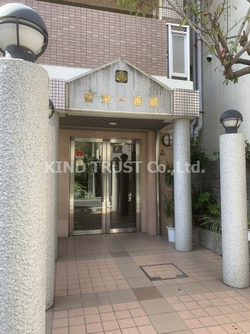 晋栄一番館のエントランス|建物の内部です