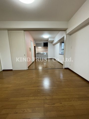 晋栄一番館の居間・リビング|ゆったりとしたリビングです