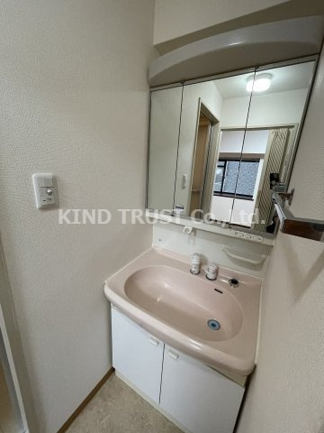 晋栄一番館の洗面所|ゆったりとスペースのある洗面所