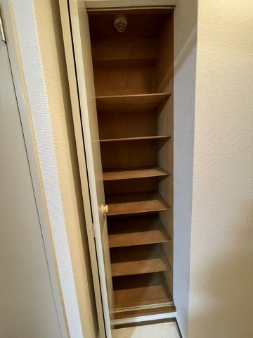 晋栄一番館の収納|ちょっとした収納スペースも充実しています