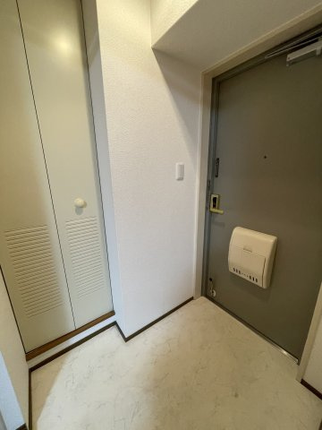 晋栄一番館の玄関|収納もある玄関です