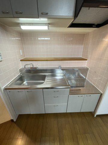 晋栄一番館のキッチン|コンパクトなキッチンで掃除もラクラク