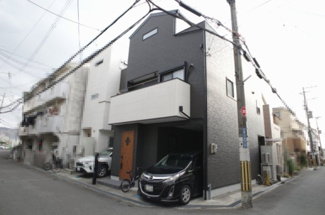 【外観】 | 角地にある三階建