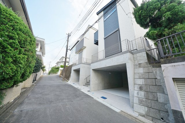 保土ケ谷区権太坂３丁目★仲介手数料無料★　全２棟新築戸建てA棟の前面道路含む現地写真