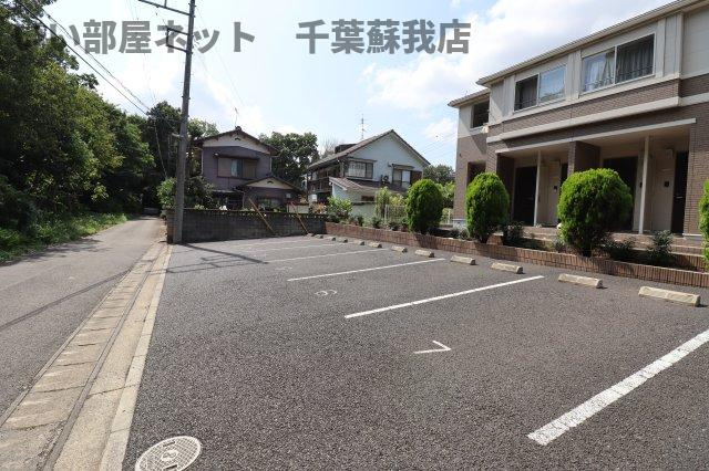 ハピネスの駐車場|コンパクトなキッチンで掃除もラクラク