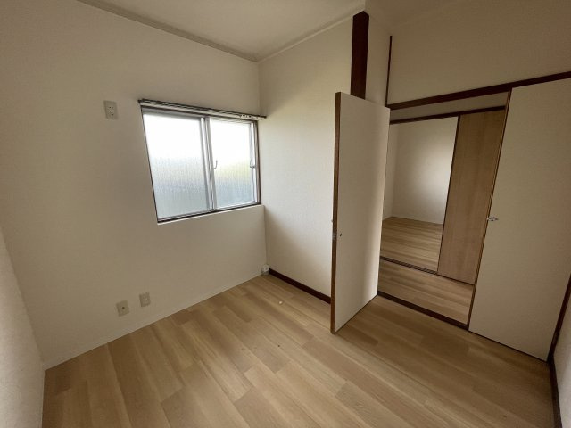 各務ハイツの洋室