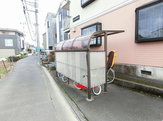 【その他共用部分】 | 屋根付きの駐輪場で雨が降っても大切な自転車が濡れなくてすみますね♪駅から自転車もおすすめです！