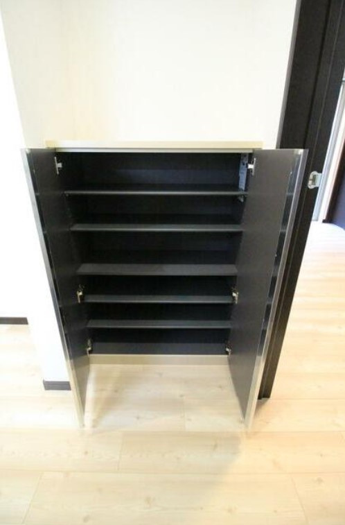 府中市八幡町３丁目のアパートのエントランス