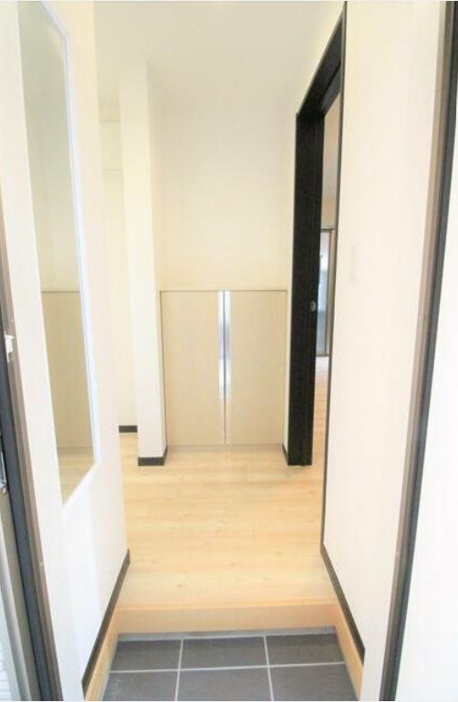 府中市八幡町３丁目のアパートの玄関