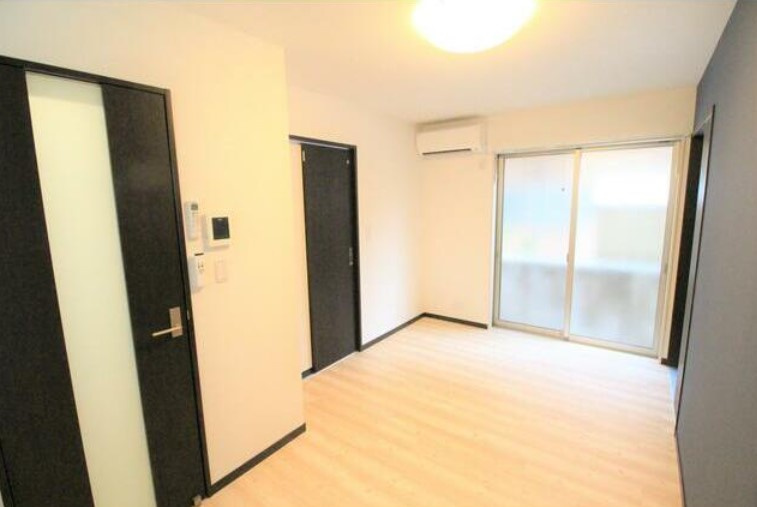 府中市八幡町３丁目のアパートの居間・リビング