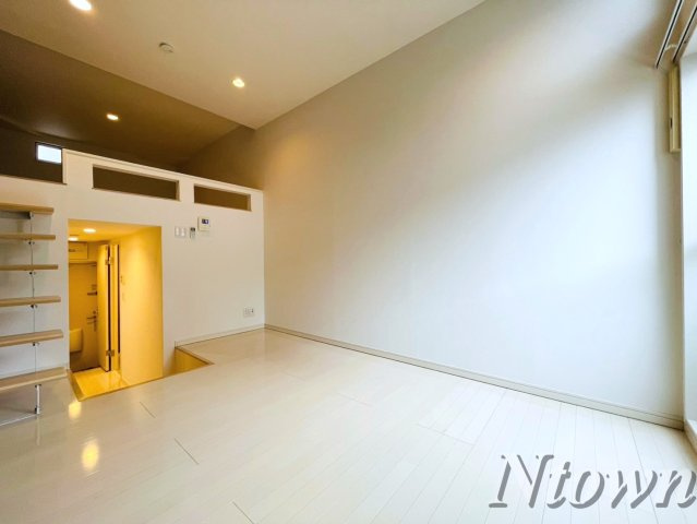 【居間・リビング】 | La Mer Bleu | こちらの居間で趣味の時間をお楽しみください