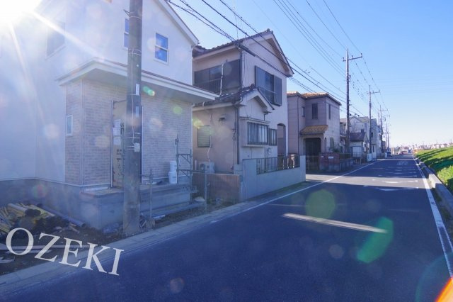 越谷市上間久里新築戸建て　全１棟の前面道路含む現地写真