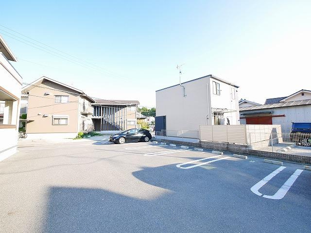 レイナコート６０７の駐車場|駐車スペースもあります