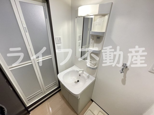 クイーンライフ今里の独立洗面台|朝の支度にも助かる、独立の洗髪洗面化粧台