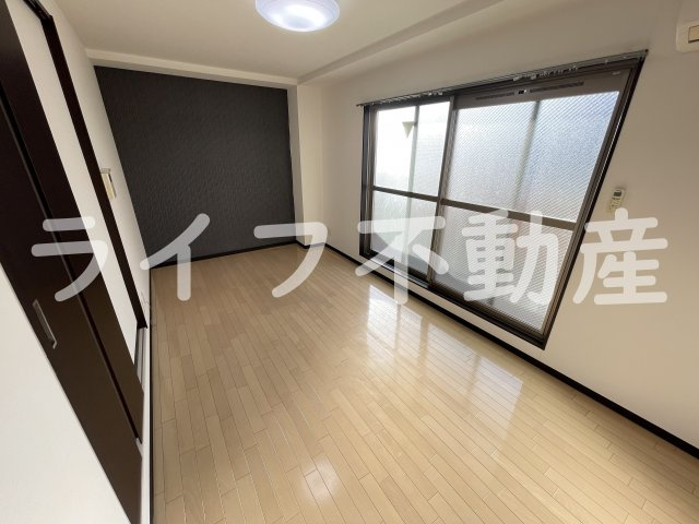 クイーンライフ今里の洋室|コンパクトで使いやすい洋室です