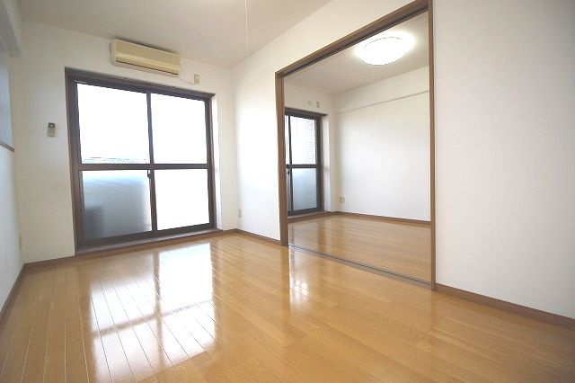 メロディハイム稲荷町の洋室|使い勝手のいい洋室です
※間取り反転の場合あり、内装が若干異なる場合がございます