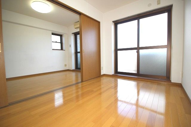 メロディハイム稲荷町の洋室|コンパクトで使いやすい洋室です
※間取り反転の場合あり、内装が若干異なる場合がございます