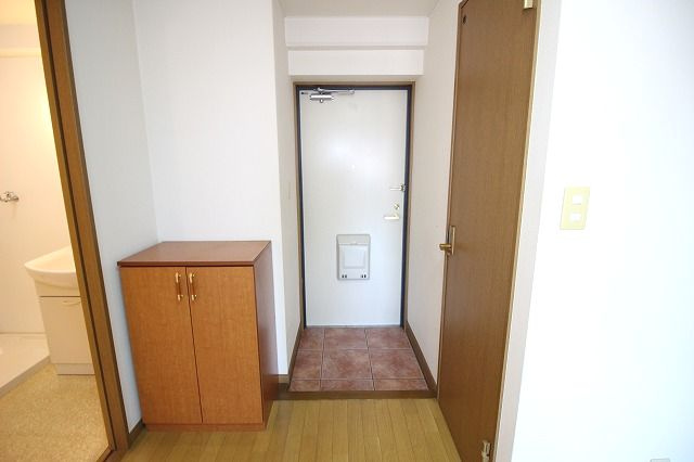 メロディハイム稲荷町の玄関|きれいな玄関です
※間取り反転の場合あり、内装が若干異なる場合がございます
