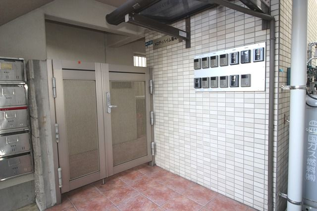 メロディハイム稲荷町のエントランス|落ち着いたエントランスです