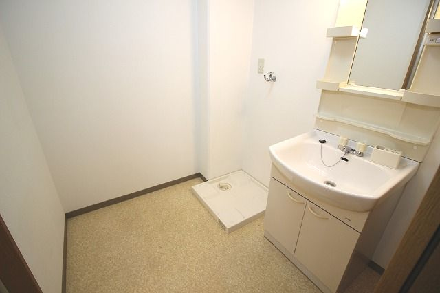メロディハイム稲荷町の洗面所|コンパクトで使いやすい洗面所
※間取り反転の場合あり、内装が若干異なる場合がございます