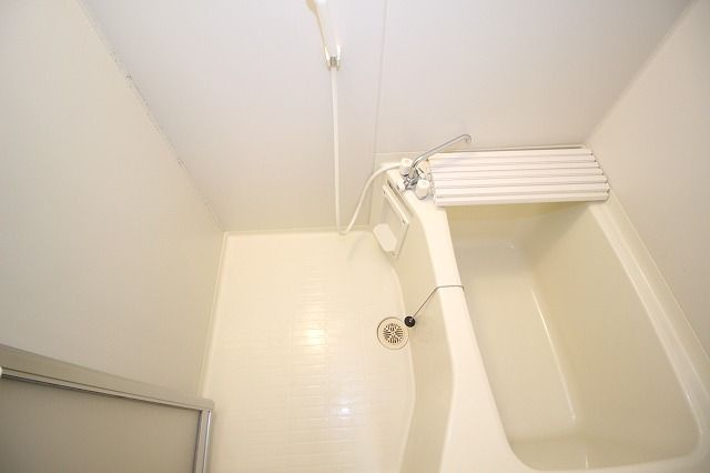 メロディハイム稲荷町の浴室|日々の疲れを癒すお風呂付です
※間取り反転の場合あり、内装が若干異なる場合がございます