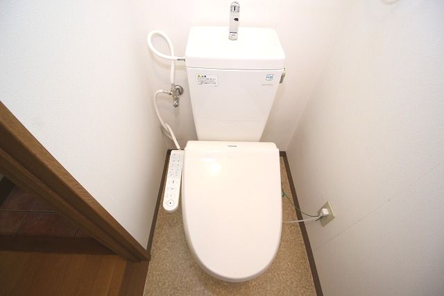 メロディハイム稲荷町のトイレ|落ち着いた色調のトイレです
※間取り反転の場合あり、内装が若干異なる場合がございます
